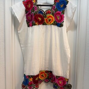 Bright and beautiful Vintage Traditional Mexican Embroidered Dress